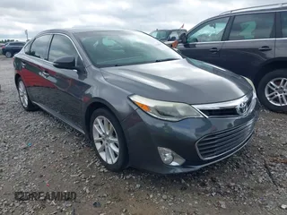 2013 Toyota Avalon XLE z VIN 4T1BK1EB0DU073513, wystawiony jako IAAI lot #42364719 z przebiegiem 208 242 mil mil oraz . Historia ofert i sprzedaży dostępna na DreamBid. Obrazek 1.