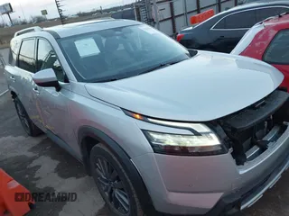 2024 Nissan Pathfinder SL z VIN 5N1DR3CB9RC203210, wystawiony jako IAAI lot #41228356 z przebiegiem 16 869 mil mil oraz . Historia ofert i sprzedaży dostępna na DreamBid. Obrazek 1.