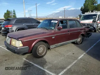 1993 Volvo 240 z VIN YV1AS8801P1487953, wystawiony jako Copart lot #77392634 z przebiegiem 270 844 mil mil oraz Szkody całkowita. Historia ofert i sprzedaży dostępna na DreamBid. Obrazek 1.