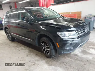 2021 Volkswagen Tiguan SE z VIN 3VV2B7AX2MM096399, wystawiony jako IAAI lot #42247061 z przebiegiem 54 273 mil mil oraz . Historia ofert i sprzedaży dostępna na DreamBid. Obrazek 1.