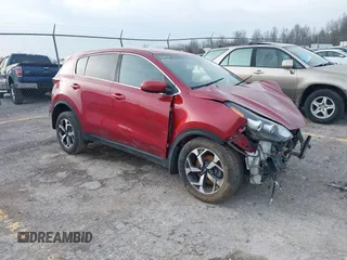 2020 Kia Sportage LX z VIN KNDPMCAC0L7697209, wystawiony jako IAAI lot #41795208 z przebiegiem 129 188 mil mil oraz . Historia ofert i sprzedaży dostępna na DreamBid. Obrazek 1.