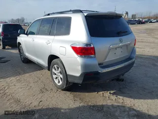 2011 Toyota Highlander with VIN 5TDZK3EH0BS036935, listed as a IAAI auction lot 41527060 with 277,595 mi miles. Bid and sale history available at carsss.com. Image 3.