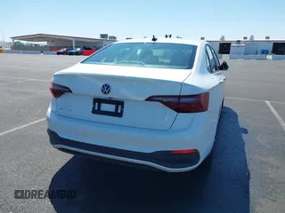 2024 Volkswagen Jetta Sport z VIN 3VWBM7BU7RM080796, wystawiony jako IAAI lot #41982686 z przebiegiem 8 600 mil mil oraz . Historia ofert i sprzedaży dostępna na DreamBid. Obrazek 16.