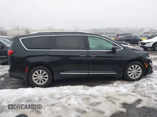 2019 Chrysler Pacifica Touring L with VIN 2C4RC1BG2KR715353, listed as a IAAI auction lot 41545730 with 38,500 mi miles and . Bid and sale history available at DreamBid. Image 13.