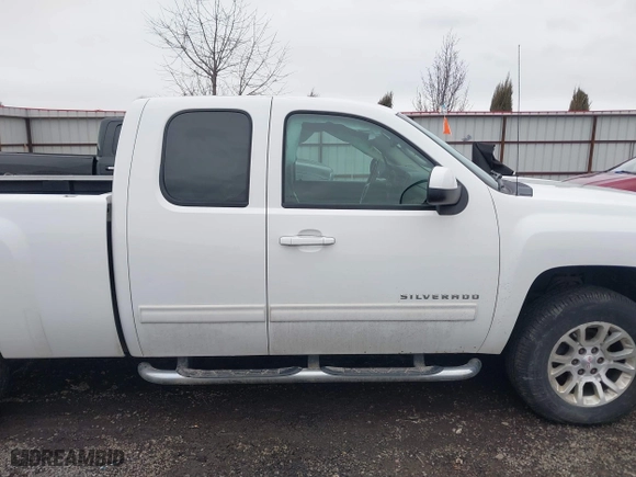 2010 Chevrolet Silverado 1500 LT with VIN 1GCSKSE36AZ137555, listed as a IAAI auction lot 41655037 with 139,574 mi miles. Bid and sale history available at carsss.com. Image 14.