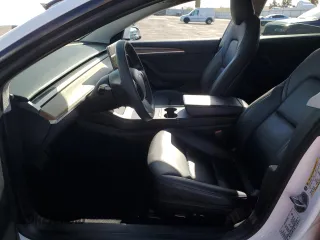 2023 Tesla Model 3 z VIN 5YJ3E1EA8PF715450, wystawiony jako Copart lot #51101045 z przebiegiem 48 308 mil mil oraz Szkoda całkowita • Salvage title. Historia ofert i sprzedaży dostępna na DreamBid. Obrazek 7.