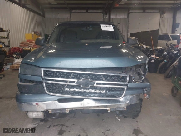 2006 Chevrolet Silverado 1500 LT2 with VIN 1GCEK19B36Z106215, listed as a IAAI auction lot 40699968 with 183,870 mi miles. Bid and sale history available at carsss.com. Image 11.