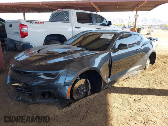 2023 Chevrolet Camaro ZL1 z VIN 1G1FK1R6XP0105522, wystawiony jako IAAI lot #42100363 z przebiegiem 8771 mil mil oraz . Historia ofert i sprzedaży dostępna na DreamBid. Obrazek 2.