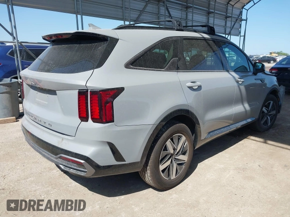 2022 Kia Sorento EX z VIN 5XYRH4LF8NG136238, wystawiony jako IAAI lot #41963656 z przebiegiem 78 713 mil mil oraz . Historia ofert i sprzedaży dostępna na DreamBid. Obrazek 4.