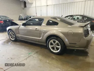 2005 Ford Mustang GT Deluxe z VIN 1ZVHT82H555100792, wystawiony jako Copart lot #57918045 z przebiegiem 130 677 mil mil oraz Czysty tytuł • Clean title. Historia ofert i sprzedaży dostępna na DreamBid. Obrazek 2.