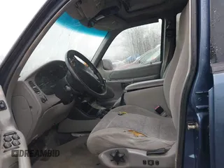 2000 Ford Explorer XLT z VIN 1FMZU73X0YZC01123, wystawiony jako IAAI lot #41487199 z przebiegiem 143 697 mil mil oraz . Historia ofert i sprzedaży dostępna na DreamBid. Obrazek 5.