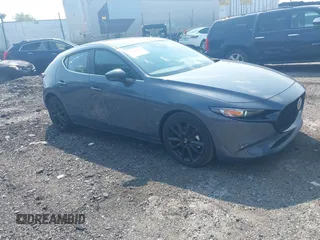 2025 Mazda 3 S Carbon Edition z VIN JM1BPBLM8S1751214, wystawiony jako IAAI lot #42460433 z przebiegiem 6 198 mil mil oraz . Historia ofert i sprzedaży dostępna na DreamBid. Obrazek 1.