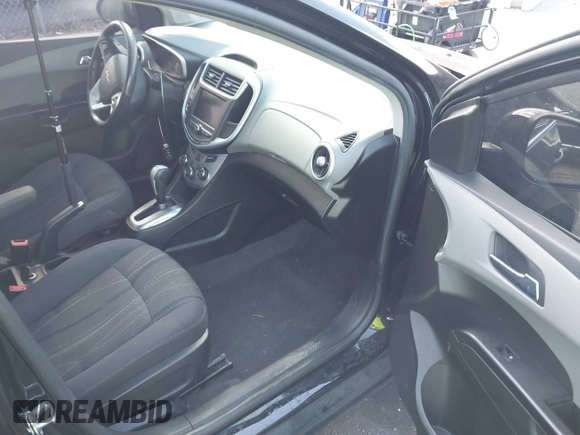 2020 Chevrolet Sonic LT z VIN 1G1JD5SB5L4106602, wystawiony jako IAAI lot #42159240 z przebiegiem 74 339 mil mil oraz . Historia ofert i sprzedaży dostępna na DreamBid. Obrazek 5.