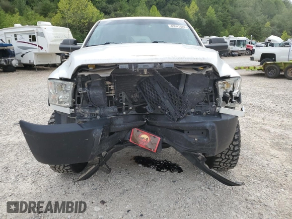 2018 Ram 2500 Tradesman z VIN 3C6TR5HTXJG411392, wystawiony jako Copart lot #65547024 z przebiegiem 136 732 mil mil oraz Szkoda całkowita • Salvage title. Historia ofert i sprzedaży dostępna na DreamBid. Obrazek 5.
