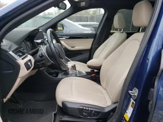 2021 BMW X1 xDrive28i z VIN WBXJG9C06M5T81056, wystawiony jako Copart lot #48388235 z przebiegiem 64 863 mil mil oraz Szkoda całkowita • Salvage title. Historia ofert i sprzedaży dostępna na DreamBid. Obrazek 7.