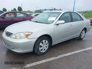 2002 Toyota Camry LE z VIN JTDBE32K220022434, wystawiony jako IAAI lot #42194752 z przebiegiem 168 955 mil mil oraz . Historia ofert i sprzedaży dostępna na DreamBid. Obrazek 2.
