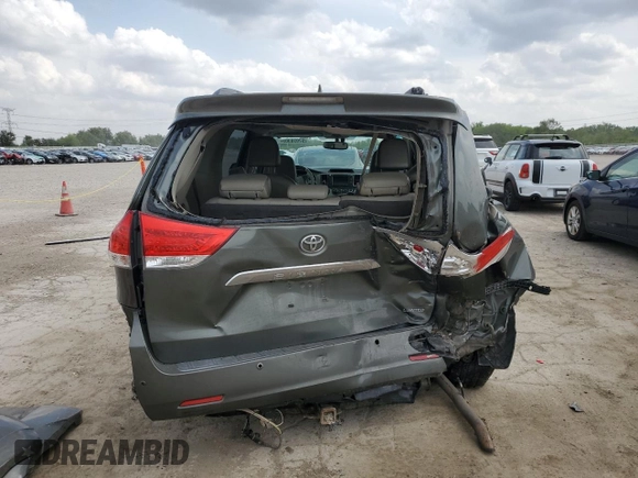 2011 Toyota Sienna XLE AAS z VIN 5TDYK3DC9BS046073, wystawiony jako Copart lot #57030305 z przebiegiem 246 956 mil mil oraz Szkoda całkowita • Salvage title. Historia ofert i sprzedaży dostępna na DreamBid. Obrazek 6.