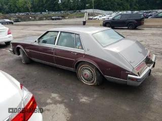 1983 Cadillac Seville z VIN 1G6AS6983DE800569, wystawiony jako Copart lot #62057784 z przebiegiem 50 322 mil mil oraz Tytuł czysty. Historia ofert i sprzedaży dostępna na DreamBid. Obrazek 2.