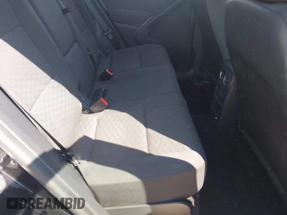 2017 Volkswagen Tiguan S z VIN WVGBV7AX8HK049943, wystawiony jako IAAI lot #42055240 z przebiegiem 113 330 mil mil oraz . Historia ofert i sprzedaży dostępna na DreamBid. Obrazek 8.