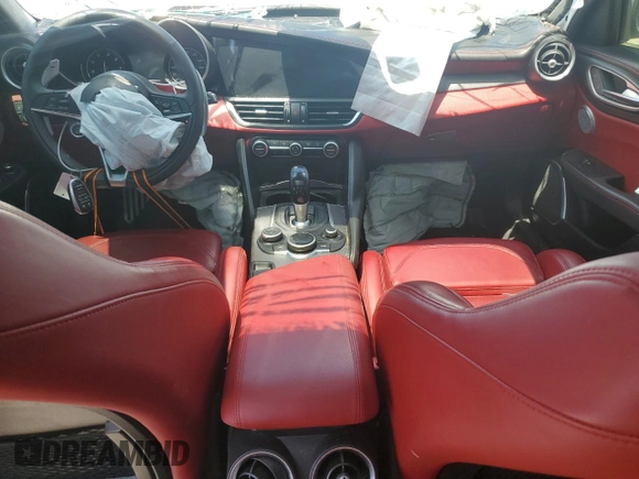 2018 Alfa Romeo Giulia Ti Sport с VIN ZARFAECN3J7599728, выставлен на аукционе Copart как лот 66533745 с пробегом Не указан миль и Списание • Salvage title. История ставок и продаж доступна на DreamBid. Изображение 8.