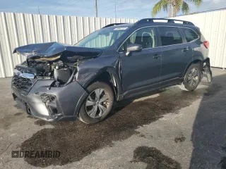 2023 Subaru Ascent Premium z VIN 4S4WMACD1P3443779, wystawiony jako Copart lot #63239085 z przebiegiem 22 057 mil mil oraz Szkoda całkowita • Salvage title. Historia ofert i sprzedaży dostępna na DreamBid. Obrazek 1.