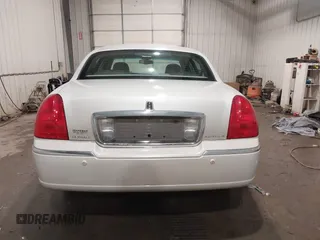 2004 Lincoln Town Car Ultimate z VIN 1LNHM83W74Y640747, wystawiony jako IAAI lot #41612377 z przebiegiem 36 400 mil mil oraz . Historia ofert i sprzedaży dostępna na DreamBid. Obrazek 17.