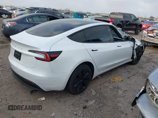 2024 Tesla Model 3 z VIN 5YJ3E1EA7RF866167, wystawiony jako IAAI lot #41785785 z przebiegiem 4 607 mil mil oraz . Historia ofert i sprzedaży dostępna na DreamBid. Obrazek 4.