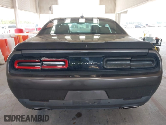 2018 Dodge Challenger SXT z VIN 2C3CDZAG5JH339596, wystawiony jako IAAI lot #42343718 z przebiegiem 62 113 mil mil oraz . Historia ofert i sprzedaży dostępna na DreamBid. Obrazek 17.
