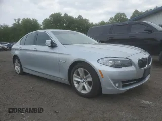 2013 BMW 5 Series 528i xDrive z VIN WBAXH5C54DD115031, wystawiony jako Copart lot #59045935 z przebiegiem 183 658 mil mil oraz Tytuł czysty. Historia ofert i sprzedaży dostępna na DreamBid. Obrazek 4.