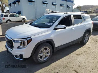 2024 GMC Terrain SLE z VIN 3GKALMEG5RL389117, wystawiony jako Copart lot #52804645 z przebiegiem 2942 mil mil oraz Szkoda całkowita • Salvage title. Historia ofert i sprzedaży dostępna na DreamBid. Obrazek 1.