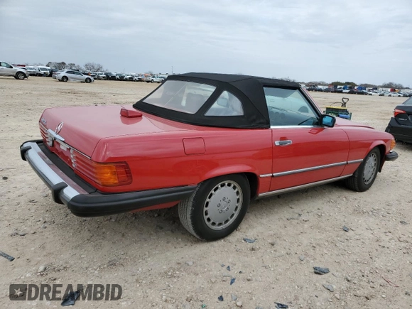 1986 Mercedes-Benz 560 SL z VIN WDBBA48D8GA054377, wystawiony jako Copart lot #45391915 z przebiegiem 98 728 mil mil oraz Szkody całkowita. Historia ofert i sprzedaży dostępna na DreamBid. Obrazek 3.