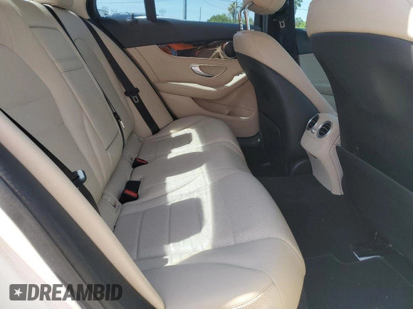 2015 Mercedes-Benz C 300 z VIN 55SWF4JB3FU064350, wystawiony jako Copart lot #57424215 z przebiegiem 39 416 mil mil oraz Szkoda całkowita • Salvage title. Historia ofert i sprzedaży dostępna na DreamBid. Obrazek 10.