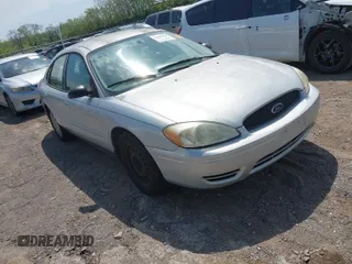 2006 Ford Taurus SE with VIN 1FAFP53U66A101635, listed as a IAAI auction lot 42067998 with 208,734 mi miles. Bid and sale history available at carsss.com. Image 1.