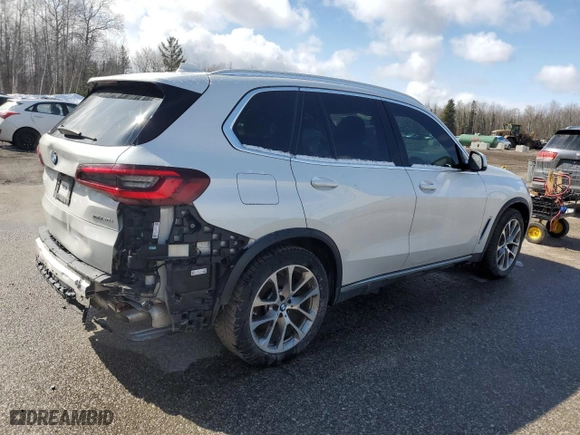 2021 BMW X5 xDrive40i with VIN 5UXCR6C07M9H39807, listed as a Copart auction lot 50229415 with 84,031 mi miles and Clean Title. Bid and sale history available at carsss.com. Image 3.