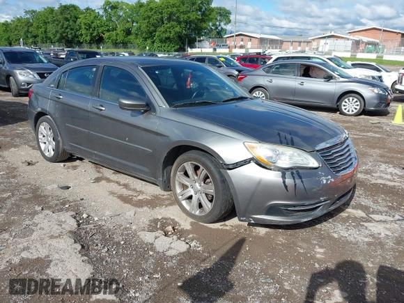 2012 Chrysler 200 Touring z VIN 1C3CCBBG3CN228547, wystawiony jako IAAI lot #42397903 z przebiegiem 158 982 mil mil oraz . Historia ofert i sprzedaży dostępna na DreamBid. Obrazek 1.