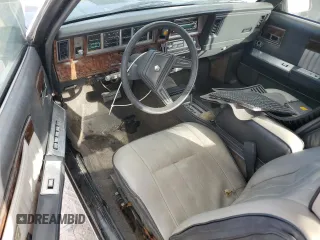 1985 Chrysler LeBaron Mark Cross z VIN 1C3BC55E0FG160918, wystawiony jako Copart lot #76659284 z przebiegiem Nie podano mil oraz Szkody całkowita. Historia ofert i sprzedaży dostępna na DreamBid. Obrazek 8.