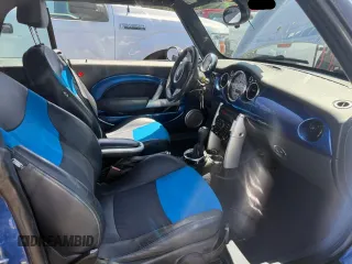 2007 MINI Convertible z VIN WMWRF33577TG17466, wystawiony jako Copart lot #58196905 z przebiegiem 60 644 mil mil oraz Tytuł czysty. Historia ofert i sprzedaży dostępna na DreamBid. Obrazek 5.
