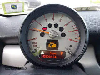 2013 MINI Hardtop z VIN WMWSU3C5XDT685745, wystawiony jako IAAI lot #42300577 z przebiegiem 112 804 mil mil oraz . Historia ofert i sprzedaży dostępna na DreamBid. Obrazek 7.