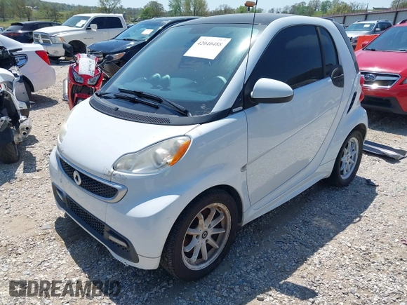 2013 Smart fortwo Pure z VIN WMEEJ3BA1DK649652, wystawiony jako IAAI lot #42040488 z przebiegiem 102 625 mil mil oraz . Historia ofert i sprzedaży dostępna na DreamBid. Obrazek 2.
