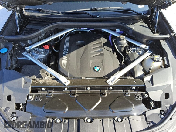 2025 BMW X6 xDrive40i z VIN 5UX33EX02S9W99295, wystawiony jako Copart lot #56997185 z przebiegiem 31 308 mil mil oraz Czysty tytuł • Clean title. Historia ofert i sprzedaży dostępna na DreamBid. Obrazek 11.