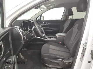 2022 Kia Sorento LX z VIN 5XYRGDLC2NG075039, wystawiony jako Copart lot #56570695 z przebiegiem 81 911 mil mil oraz Czysty tytuł • Clean title. Historia ofert i sprzedaży dostępna na DreamBid. Obrazek 7.