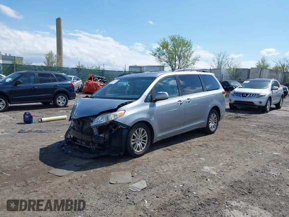 2013 Toyota Sienna XLE AAS with VIN 5TDYK3DC5DS375095, listed as a IAAI auction lot 42042334 with 130,633 mi miles. Bid and sale history available at carsss.com. Image 17.