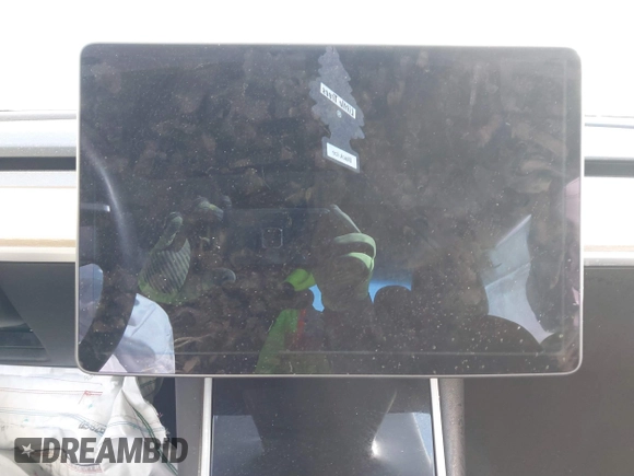 2020 Tesla Model 3 Standard Range Plus z VIN 5YJ3E1EA0LF739011, wystawiony jako IAAI lot #41379792 z przebiegiem Nie podano mil oraz . Historia ofert i sprzedaży dostępna na DreamBid. Obrazek 14.