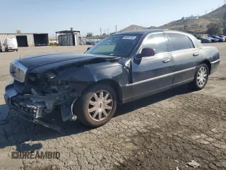 2010 Lincoln Town Car Signature Limited z VIN 2LNBL8CV6AX616628, wystawiony jako Copart lot #56387795 z przebiegiem 270 650 mil mil oraz Szkoda całkowita • Salvage title. Historia ofert i sprzedaży dostępna na DreamBid. Obrazek 1.