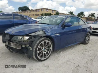 2011 BMW M3 z VIN WBSKG9C58BE646241, wystawiony jako Copart lot #61779425 z przebiegiem 182 404 mil mil oraz Szkoda całkowita • Salvage title. Historia ofert i sprzedaży dostępna na DreamBid. Obrazek 1.