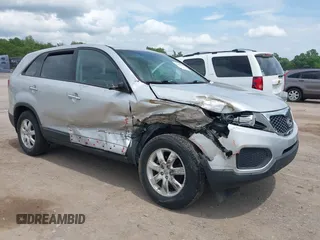 2012 Kia Sorento LX z VIN 5XYKT4A15CG232252, wystawiony jako IAAI lot #42168437 z przebiegiem 118 540 mil mil oraz . Historia ofert i sprzedaży dostępna na DreamBid. Obrazek 1.