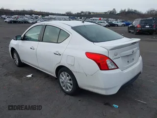 2019 Nissan Versa SV z VIN 3N1CN7AP1KL851669, wystawiony jako IAAI lot #40846171 z przebiegiem 144 652 mil mil oraz . Historia ofert i sprzedaży dostępna na DreamBid. Obrazek 3.