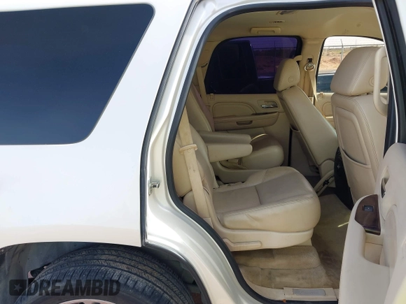 2008 Cadillac Escalade z VIN 1GYEC63828R153028, wystawiony jako IAAI lot #42043110 z przebiegiem 127 122 mil mil oraz . Historia ofert i sprzedaży dostępna na DreamBid. Obrazek 8.
