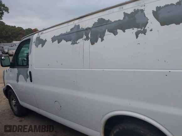 2007 Chevrolet City Express Cargo z VIN 1GCFG15ZX71236419, wystawiony jako IAAI lot #40734333 z przebiegiem 234 948 mil mil oraz . Historia ofert i sprzedaży dostępna na DreamBid. Obrazek 14.