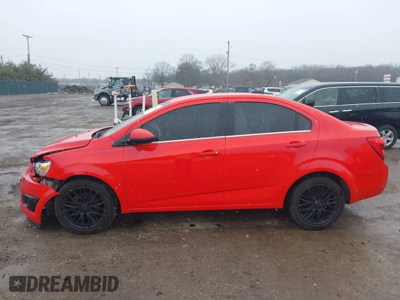2015 Chevrolet Sonic LT z VIN 1G1JC5SBXF4179097, wystawiony jako IAAI lot #41715882 z przebiegiem 127 163 mil mil oraz . Historia ofert i sprzedaży dostępna na DreamBid. Obrazek 14.
